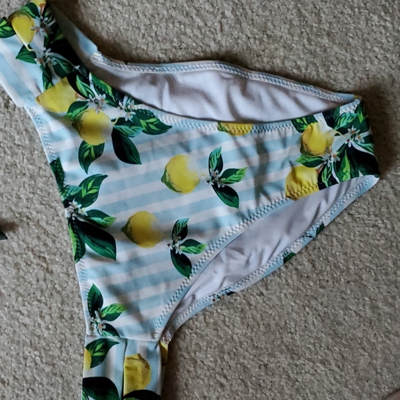 Bikini - Picture 2 of 5